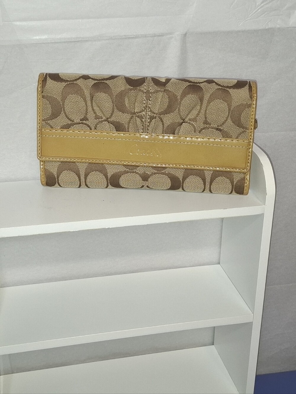 ☆☆SALE☆☆ Vintage Coach Beige and Tan Signature Bi-Fold Wallet